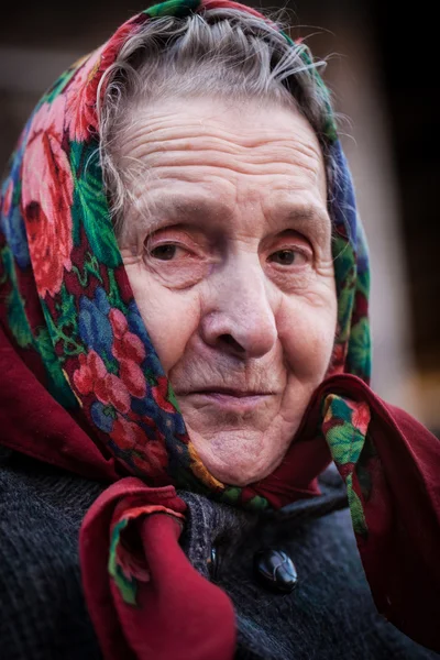 古い女性がスカーフを笑顔 — ストック写真