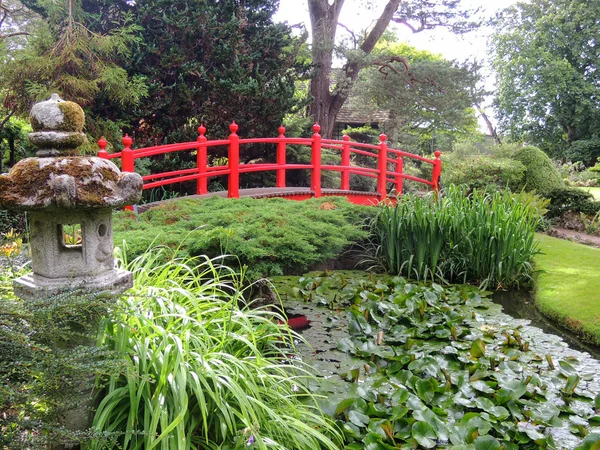 Bir Japon bahçesi kırmızı Bridge'de
