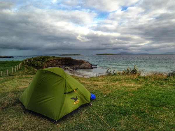 Bir gezinti İrlanda bir yerde kamp çadır
