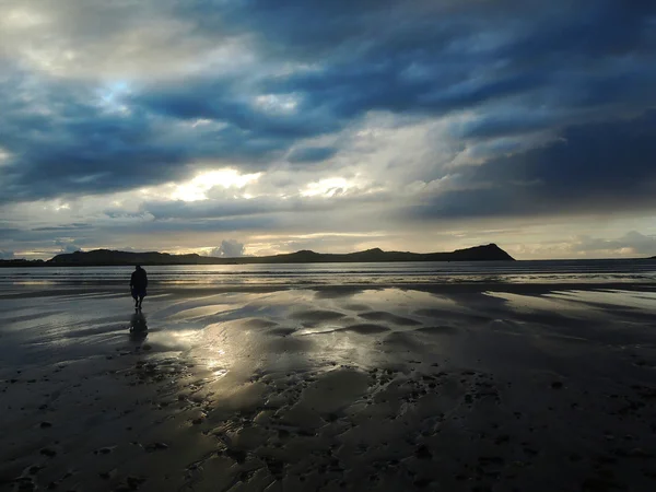 Adam şekil yağmur sonra İrlanda sahilde
