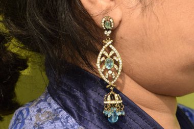 Sarkık küpe sunum olarak takıldı