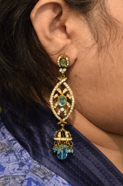 Kulağında sallanan küpe