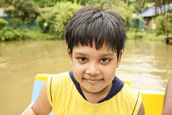 Индийский Мальчик Улыбается Аквапарке — стоковое фото