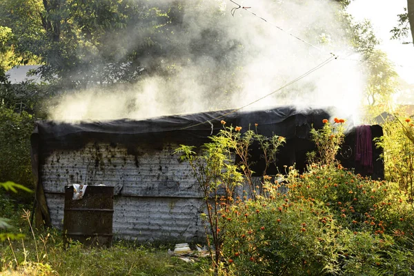 Fumaça Saindo Uma Casa Tradicional Início Manhã Uttarkashi Uttarakhand Índia — Fotografia de Stock