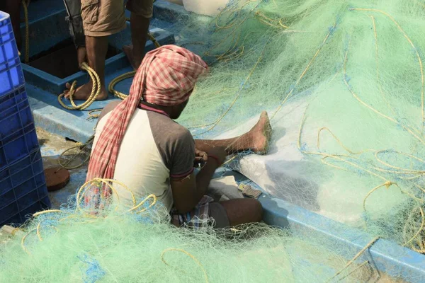 Rybak Organizujący Sieć Rybacką Ramach Przygotowań Rejsu Połowowego Frezargunj Zachodni — Zdjęcie stockowe