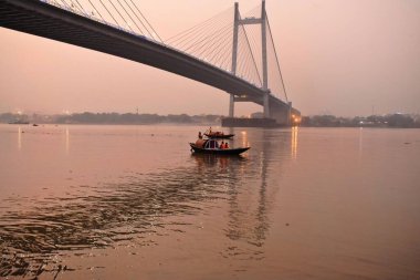 Akşamları köprünün altında tekne.