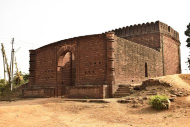 Garh Darwaja, Bisshnupur, Batı Bengal, Hindistan 'da düz bir dış görünüşü olan kemerli bir terracotta yapısıdır.