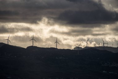 Khalladi rüzgarının silueti ve Tangier, Fas 'ta gün batımı manzarası.