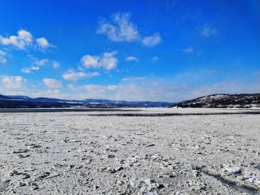 Kanada 'daki St. Lawrence nehrinde kış sona ererken eriyen buz tabakaları hâlâ yeterince sert.