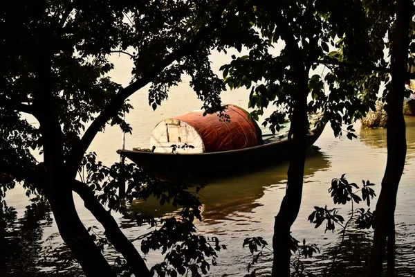 Widok Tradycyjnej Łodzi Lokalnego Dziedzictwa Bengalskiego Przez Zarośla Brzegu Rzeki — Zdjęcie stockowe