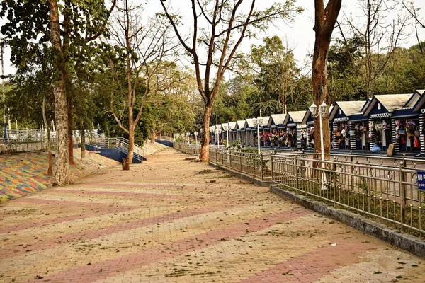西边加尔Mukutmanipur的一排五颜六色的纪念品店 — 图库照片