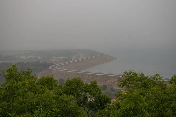 Uitzicht Boomtoppen Met Een Vervaagde Mistige Verre Uitzicht Mukutmanipur Dam — Stockfoto