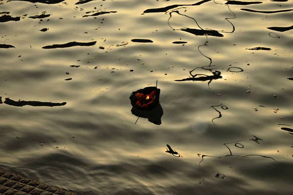 Fleurs Lampadaires Éclairés Placés Sur Bateau Feuilles Fait Main Fait — Photo