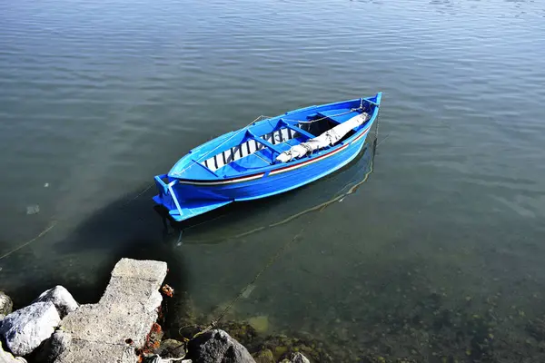 Μονή Βάρκα Δεμένη Ένα Βράχο Στο Ρηχό Νερό Τέντωμα Στο — Φωτογραφία Αρχείου