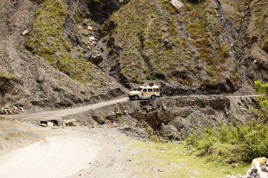 Araç dağ yolundan geçiyor. Uttarakhand, Hindistan 'da.