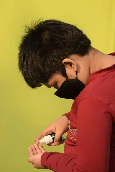南亚男孩通过洗手和戴口罩来预防日冕病毒感染 — 图库照片
