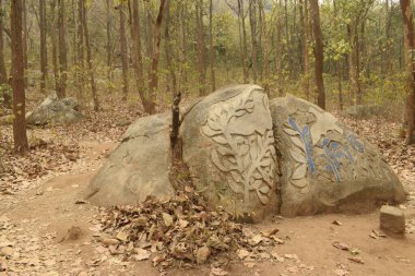 PAKHI PAhad, PURULIA, Batı BENGAL, Hindistan - 09 Mart 2021: sanatçılar tarafından tepenin eteklerindeki kayalarda yapılan tasarım