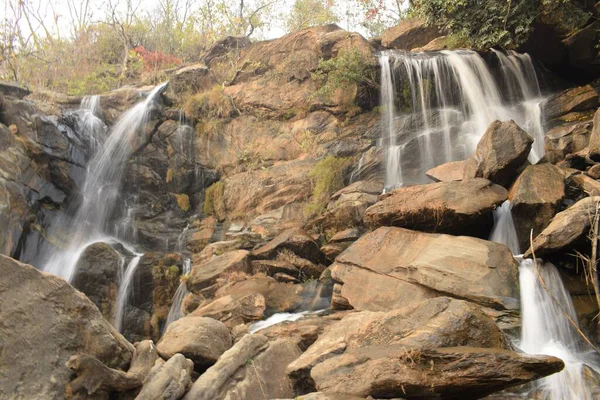 Ajodhya tepesinin bamni şelaleleri, purulia, Batı Bengal, Hindistan seçici odaklı
