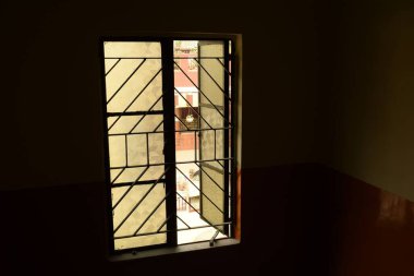 Gün ışığı kısmen kapalı bir pencereden içeri giriyor.