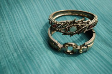 Mavi desenli arka planda metalik dizayn bileklikler