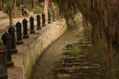 Gölün etrafındaki korkuluklarda güçlendirilmiş bariyer.
