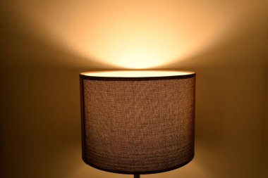 Aydınlatılmış masa lambası başlığı, kapalı alan kavramı