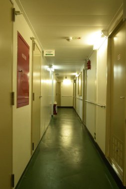 Bir kargo gemisinin ara sokaklarında konaklama