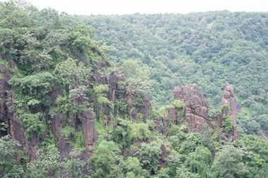 Çalkantılı uçurumlar sık orman tepe örtüsünün üzerinde yükselirler Gautala Autramghat tapınağında, yüzen satmala ajanta tepelerinin ortasındaki tarih öncesi bir manzarayı andırır..