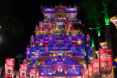 Bagbazar, kolkata, india - 28 Eylül 2025: Bagbazar Sarbojonin Durga Puja 'nın görkemli, sanatsal ve şenlikli ruhunu ön planda tutan pandel taret tasarımı