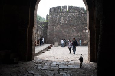 daulatabad, maharashtra, Hindistan-Ağustos 31, 2025: Taş avlu ve daulatabad kalesinin içindeki savunma duvarları, antik geçitten geçen turistler, ortaçağ mimarisi, miras turizmi ve yerel hayatın bir karışımı.
