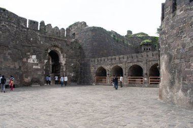 Daulatabad kalesi, maharashtra, india- 31 Ağustos 2025: Daulatabad kalesindeki 'mahakot' avlusu, yarılmış taş duvarlar ve kemerli korumalarla çevrili, bu iç kale bölgesi turistlerle dolu.