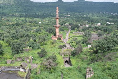 Hindistan, Maharashtra 'daki Daulatabad Kalesi' nin eski harabeleri ufka kadar uzanıyor ve yemyeşil manzaralar ve yuvarlanan tepelerle çevreleniyor.
