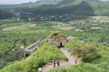 Daulatabad kalesi, maharashtra, india- 31 Ağustos 2025: Daulatabad kalesinin antik kalıntıları uzak ufka doğru uzanan engin yeşil vadiye yayılmış durumda.