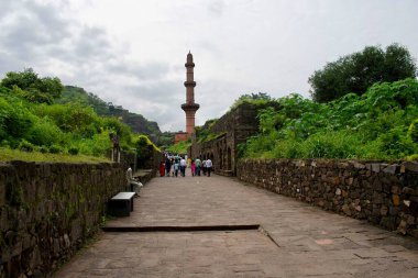 aurangabad, maharashtra, Hindistan-Ağustos 31, 2025: Taş duvarları, yeşilliği ve tarihi kulesi olan Daulatabad kalesinde 'chand minar' a giden yol