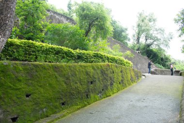 Ajta, maharashtra, india- 30 Ağustos 2025: Adenta mağaralarına doğru uzanan yosun, yeşillik ve doğal orman manzaralarıyla çevrili kademeli eğim yaklaşım yolu,