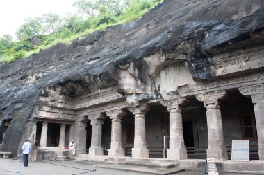 Ajanta mağaraları, maharashtra, india- 30 Ağustos 2025: Budist duvar resimleri, heykeller ve tarihi mimarisi ile bilinen unesco dünya mirası alanının bir parçası olan Adanta mağaralarının kaya kesimi girişi