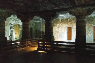 Adayta mağarası, maharashtra, india - 30 Ağustos 2025: Nerta mağarası 1 'de geniş kaya oymalı bir manastır salonu var.