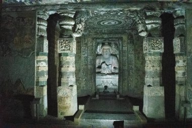 Ajanta mağaraları, maharashtra, india- 30 Ağustos 2025: ajanta mağarasının içindeki karmaşık türbe içinde zengin oymalı sütunlar ve dekore edilmiş tavanı olan antik Budist kaya kesimi mağara kompleksi