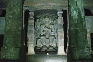 Ajanta mağaraları, maharashtra, india - 30 Ağustos 2025: Adayta mağarası 17 'de öğretilen taş oymalı Buddha,' dharmachakra mudradradradaki 'budha' figürü