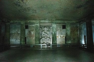 Ajanta mağaraları, maharashtra, india- 30 Ağustos 2025: ajanta mağarasının içi Jataka hikayeleri ve oturmakta olan Buda 'nın öğretim poziyonunda heykellenmiş bir mabedini anlatan ayrıntılı duvar resimleriyle ünlüdür.