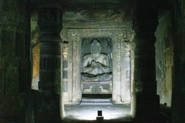 Ajanta mağaraları, maharashtra, india - 30 Ağustos 2025: Adayta mağarası 17 'de öğretilen taş oymalı Buddha,' dharmachakra mudradradradaki 'budha' figürü