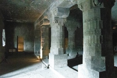 Ajta mağarası, maharashtra, india- 30 Ağustos 2025: Adenta mağarası 23 'ün girişi, tamamlanmamış kaya kesimi ön cephe ve kapı önü bu manastır mağarası inşaatının durduğunu yansıtıyor