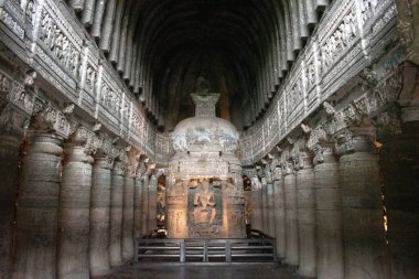Adacta mağarası, maharashtra, india- 30 Ağustos 2025: ajanta mağarası, bir unesco sitesi süslü sütunlar, kubbeli oymalar ve 'vakataka' mimarisinin 'dharmacra mudra' adlı merkezi bir stupanın yer aldığı bir apsidal salonu ile övünür.