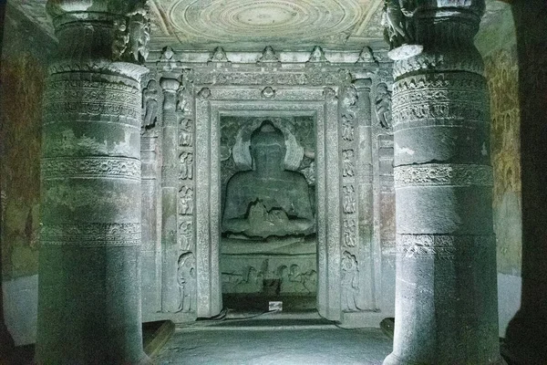 Ajanta mağaraları, maharashtra, india- 30 Ağustos 2025: Hindistan 'ın Maharashtra şehrinde tarihi bir kaya kesimi Budist manastırı olan Adenta Mağarası 1' de süslü sütunları olan eski yontulmuş Buda heykeli