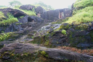 Ellora, maharashtra, india... 31 Ağustos 2025: Yosun kaplı taş merdivenler ve Ellora Mağarası 'ndaki 15. Mağaraya veya' dasavatara 'ya açılan dikdörtgen bir kapı.