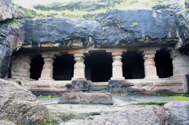 Ellora mağaraları, maharashtra, india- 31 Ağustos 2025: Ellora mağaralarındaki tarihi mağara 24, veranda, sütunlar ve tapınaklarla kaya kesimi mimarisi, unesco dünya mirası alanının bir parçası olan Hint mirası ve zanaatkarlığı sergiliyor.