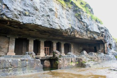 'dhumar lena ve mevsimlik şelale yakınlarındaki bazalt kayalıkları kesen sütunlu veranda, daha küçük Hindu mağaraları unesco sitesinin az gösterilen, etkileyici kaya kesimi mimarisini sergiliyor.