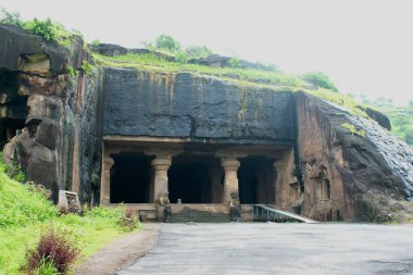 Ellora, maharashtra, india- 31,2025 Ağustos: Ellora mağaralarındaki mağara 29 girişinin uzak görüntüsü, 'dhumar lena' olarak da bilinen antik kaya kesimli tapınak, büyük bazalt taş mimarisi ve tarihsel oymalar, unesco dünya mirası alanının bir parçası