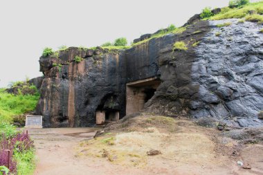 29. mağaranın taş oymalı girişi veya Ellora mağaralarına 