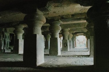 Dhumar lena, ellora mağaraları, maharashtra, Hindistan-Ağustos 31,2025: Ellora mağaralarındaki kaya kesimi sütunları veya 